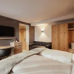Tofana Cortina Hotel